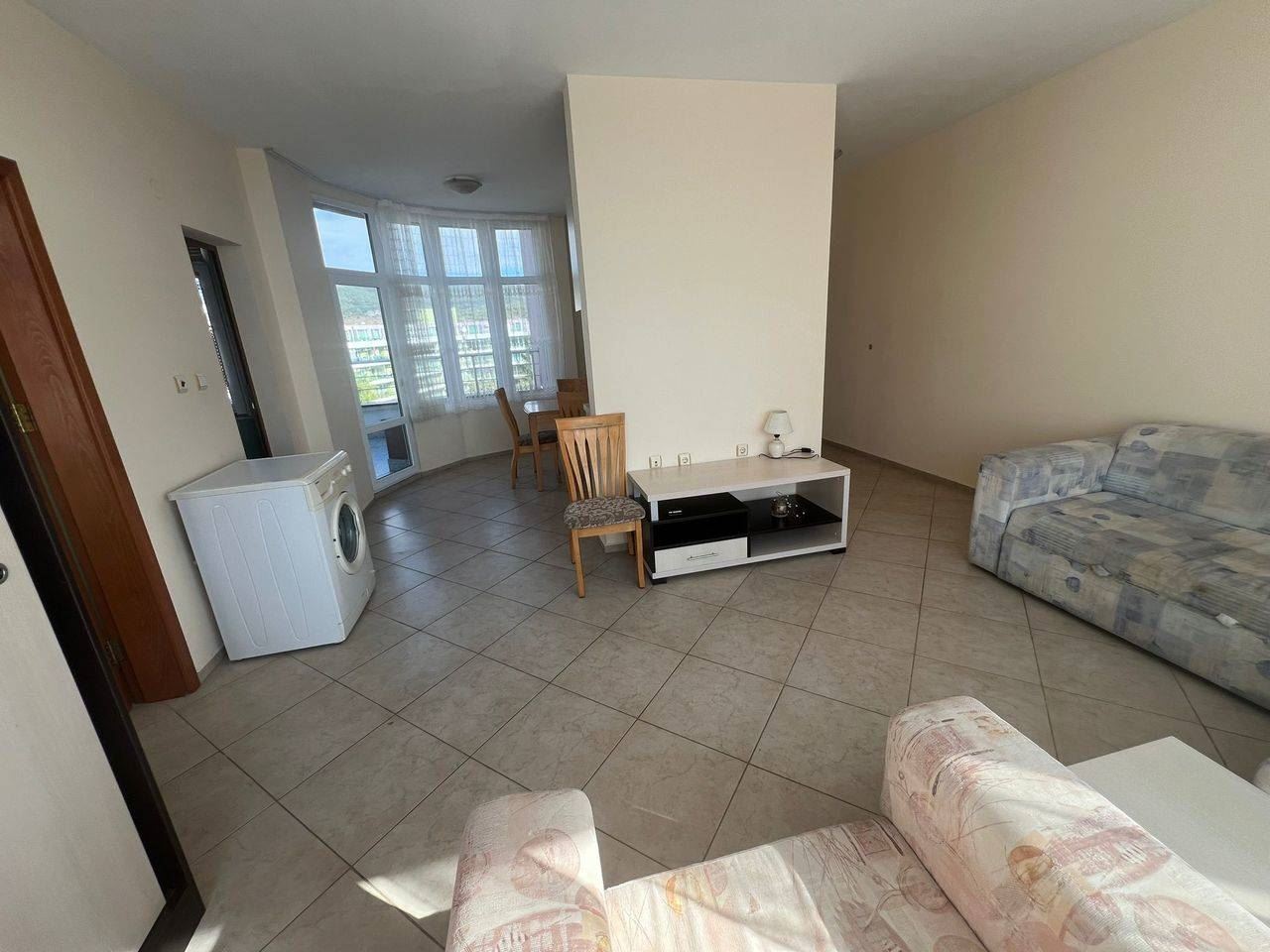 Prostorný byt s jednou ložnicí v Slunečném pobřeží – komfort a prostor v dobře udržovaném komplexu