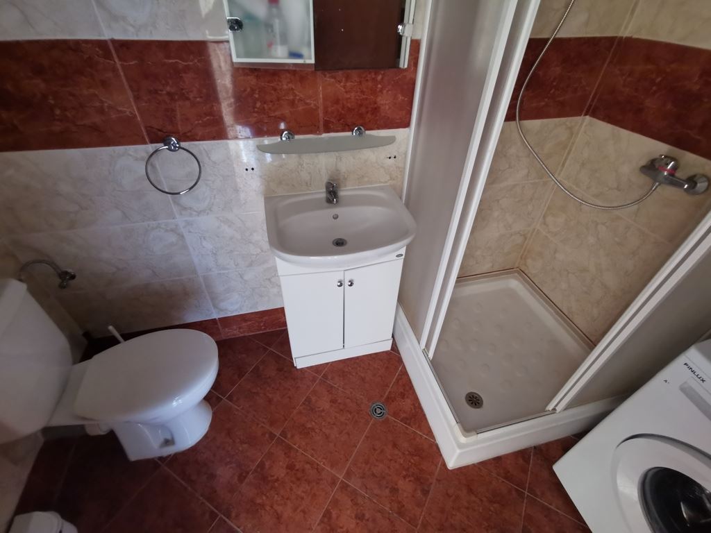 Byt se dvěma ložnicemi s výhledem na moře a soukromou pláží v prestižním komplexu ve Svatém Vlasu
