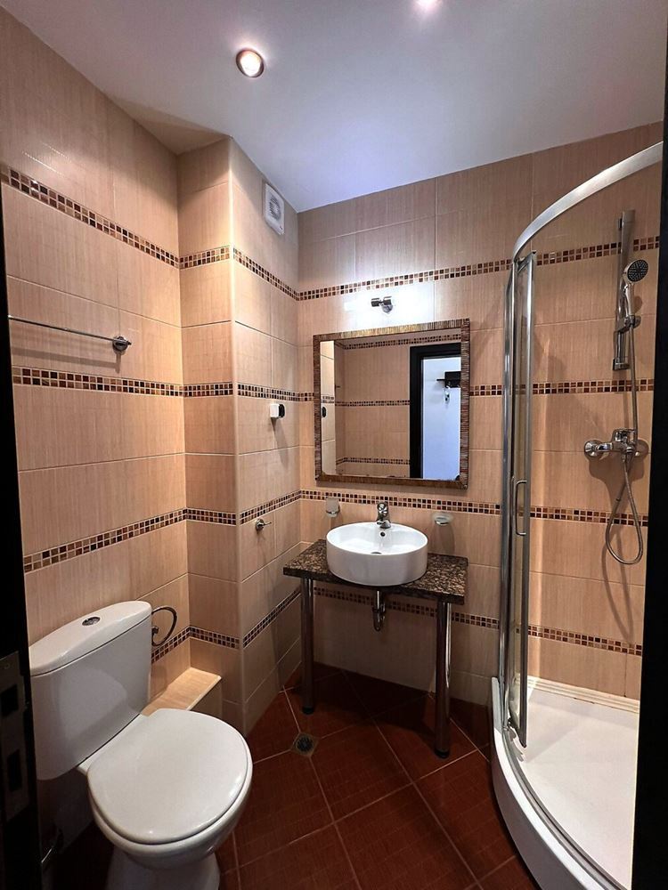 Prostorný dvoupokojový apartmán 50 metrů od pláže na Slunečném pobřeží – skvělá lokalita a komfort v uzavřeném komplexu