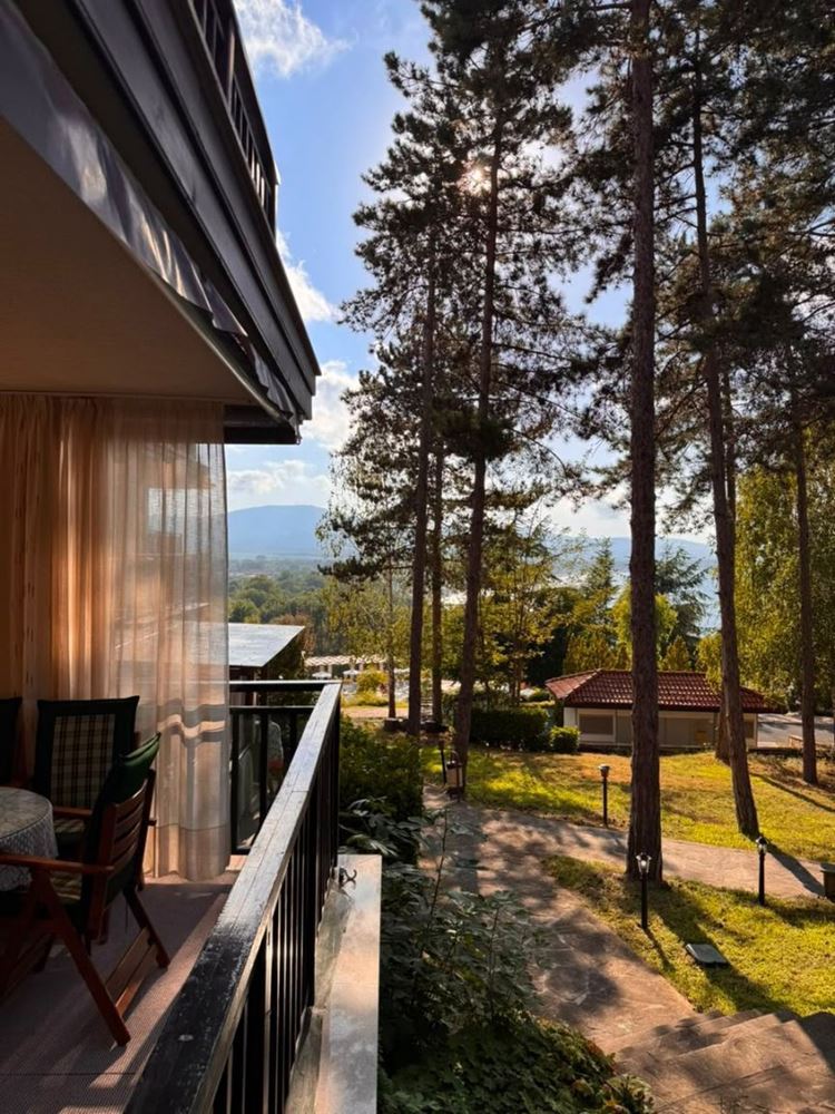 Apartmán se dvěma ložnicemi a výhledem na moře mezi borovicemi – luxus a klid přímo u moře v Sozopolu
