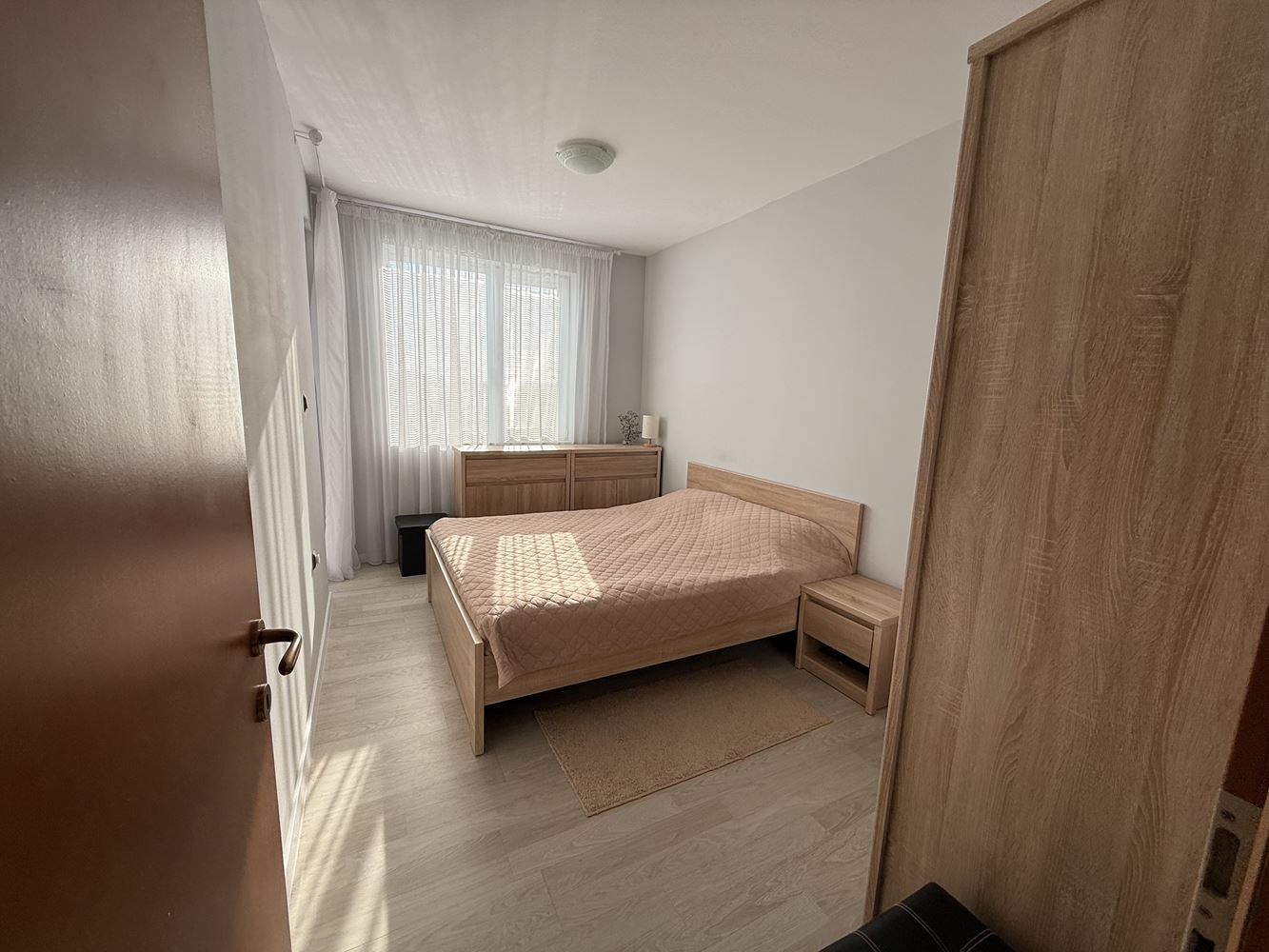 Byt s jednou ložnicí a terasou v Slunečném Pobřeží – komfort a celoroční bezpečí