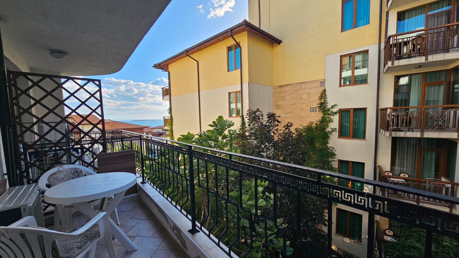 Útulný a stylově zařízený apartmán s jednou ložnicí a částečným výhledem na moře