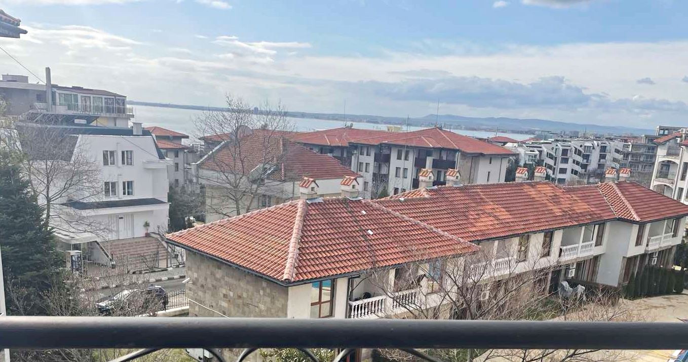 Apartmán s jednou ložnicí a panoramatickým výhledem na moře v Svatém Vlasu – styl, komfort a skvělá investice