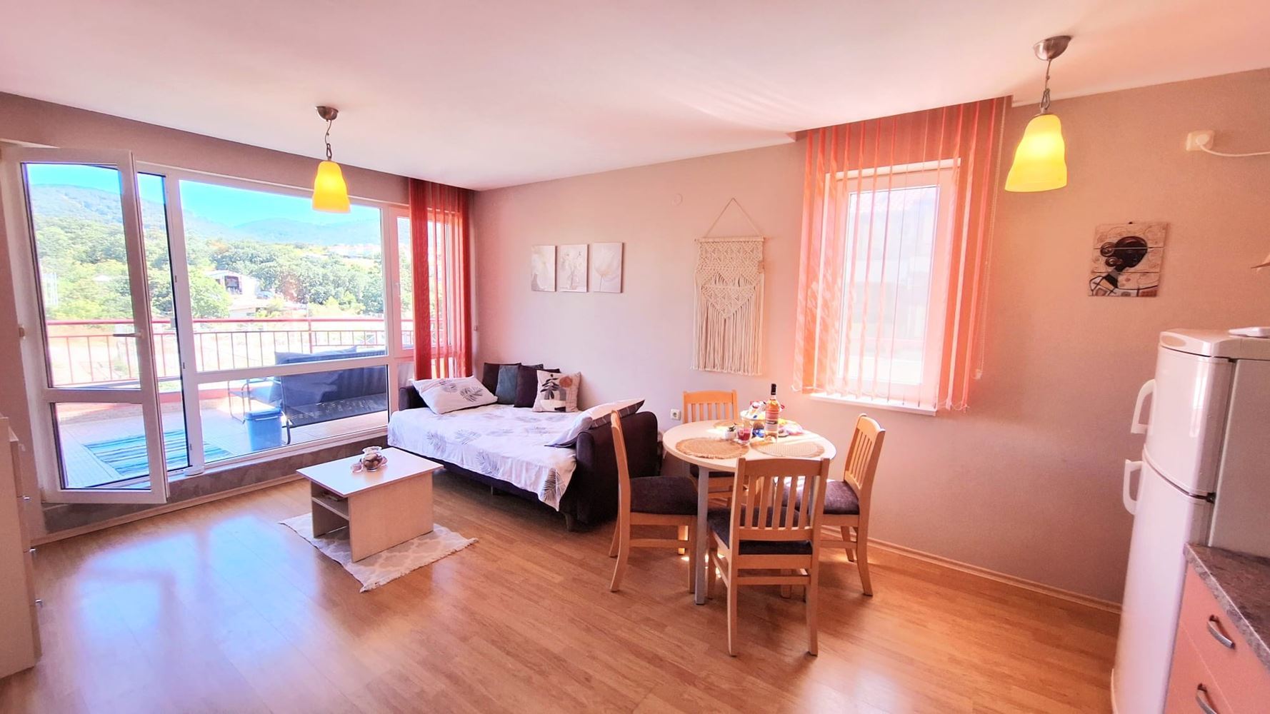 Jen pár kroků od moře – útulný apartmán se dvěma ložnicemi na začátku Svatého Vlasu