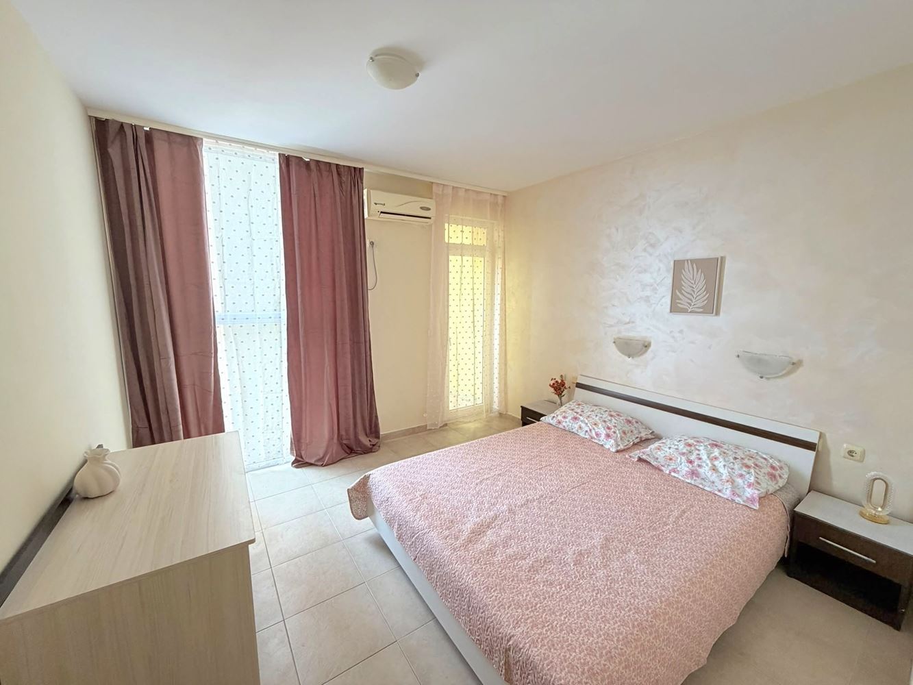 Apartmán se dvěma ložnicemi v Slunečném pobřeží bez poplatku za údržbu – výborná lokalita, atraktivní investice