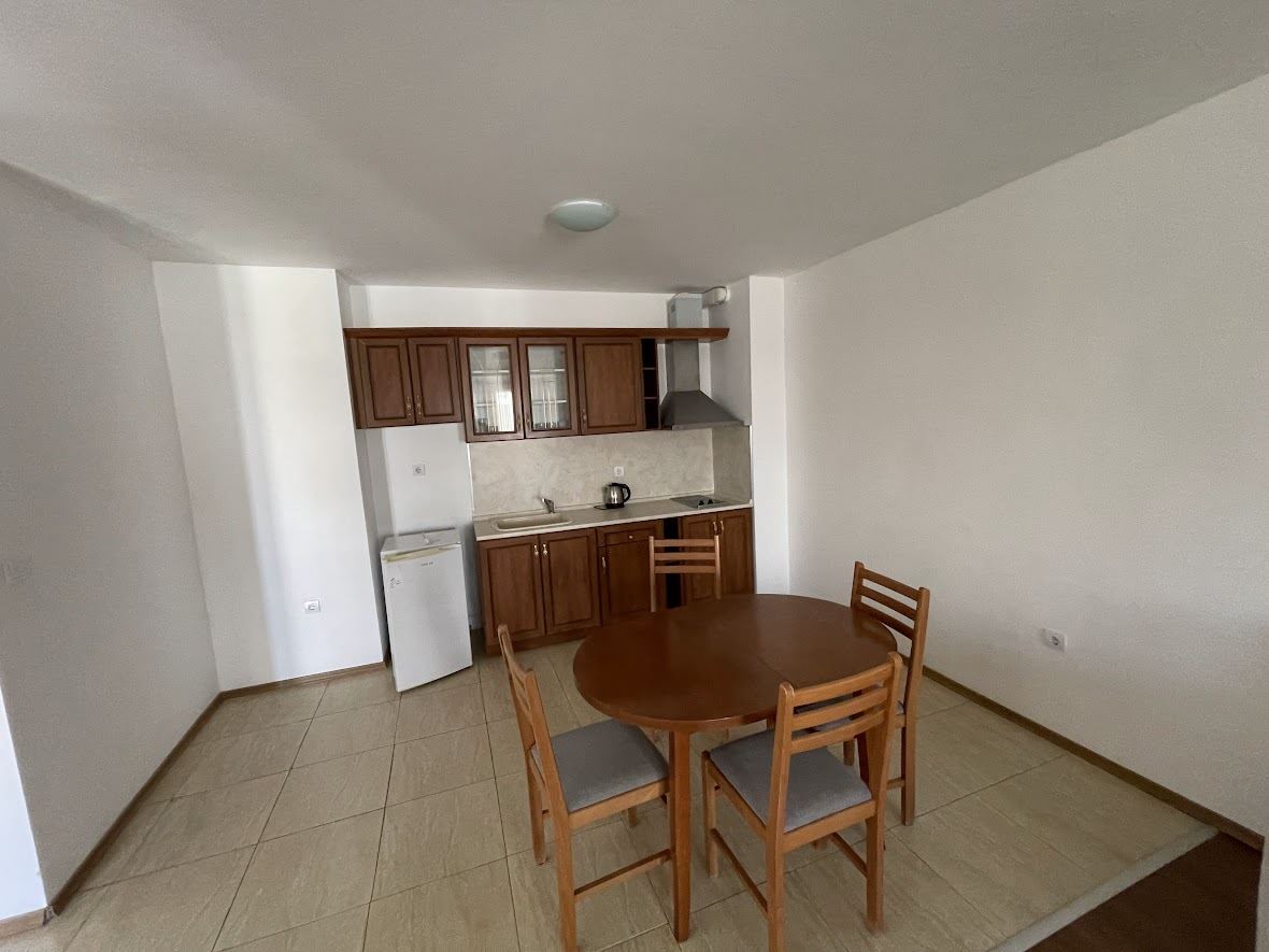 Výhled na moře a prvotřídní lokalita – byt v komplexu se službami, Aheloy