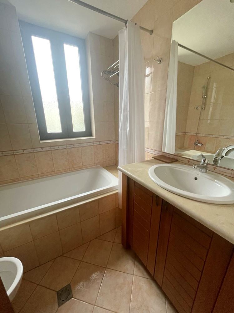Prostorný zařízený apartmán se dvěma ložnicemi a výhledem na moře u Balčiku – komfort uprostřed přírody a Golfové riviéry