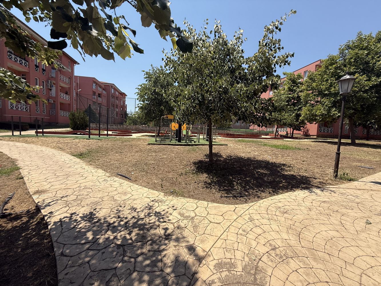 Zařízený byt s jednou ložnicí s výhledem na bazén ve Slunečném pobřeží