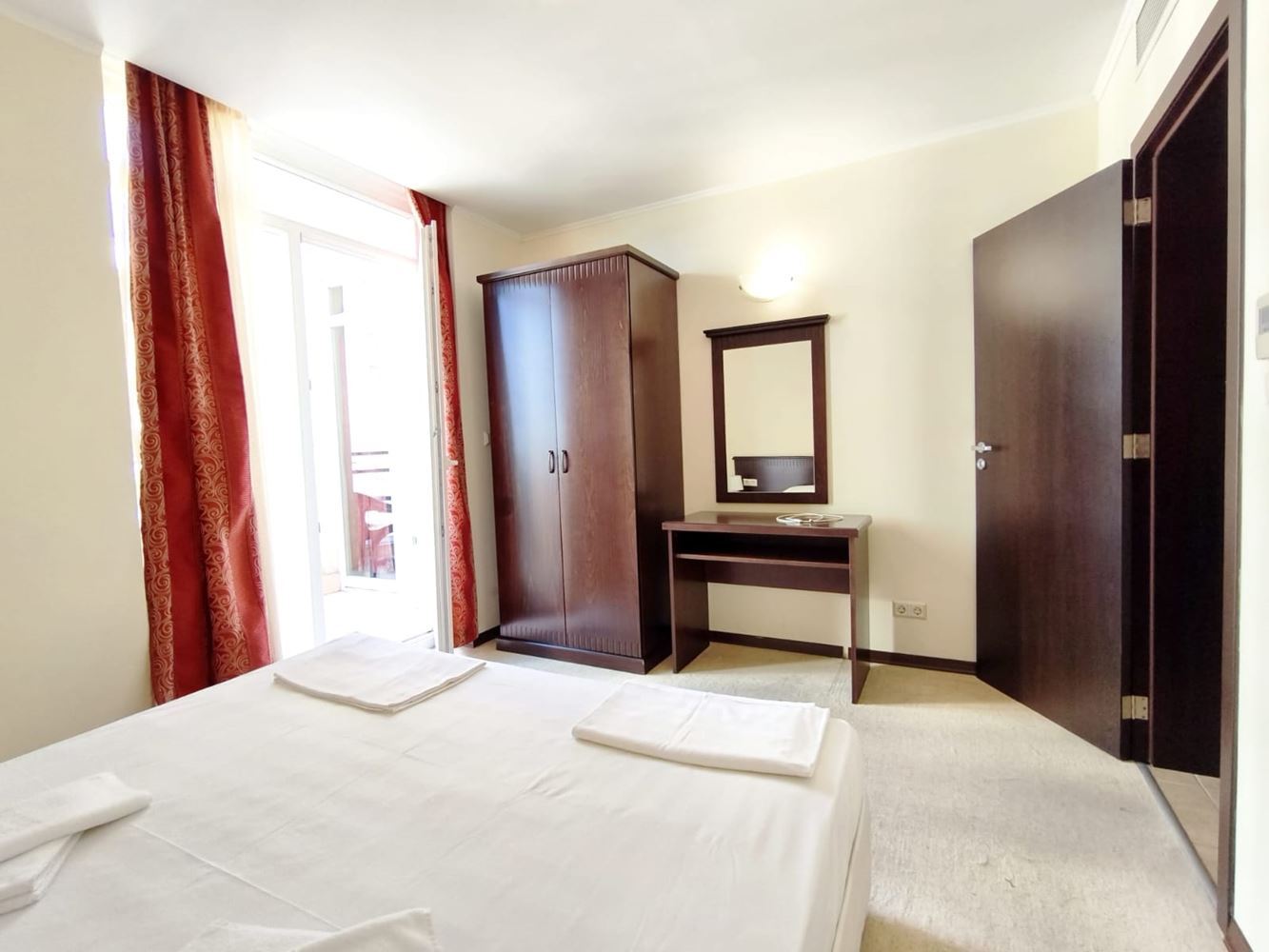 Luxusní apartmán s jednou ložnicí v první linii u moře v Pomorie – komfort a přímořská atmosféra