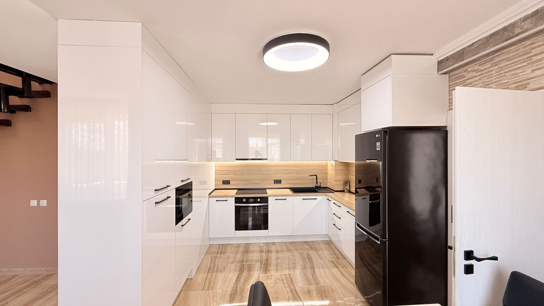 Luxusní mezonet se třemi ložnicemi v srdci Slunečného Pobřeží – prostor, styl a komfort na dvou úrovních