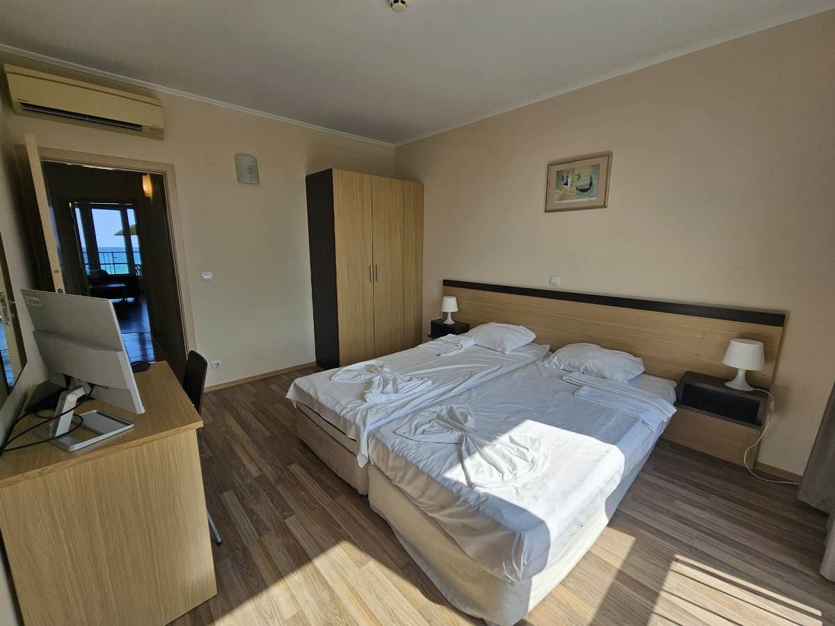 Luxusní apartmán se třemi ložnicemi na první linii u moře v Obzoru – panoramatický výhled na moře a hory