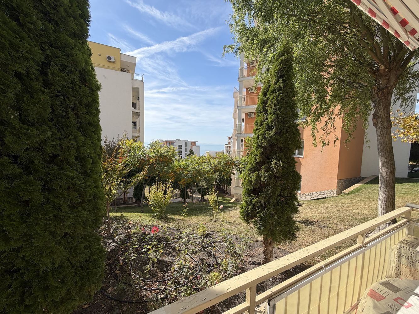 Apartmán s jednou ložnicí, prostornou terasou a výhledem na moře ve Sveti Vlas – 300 metrů od pláže