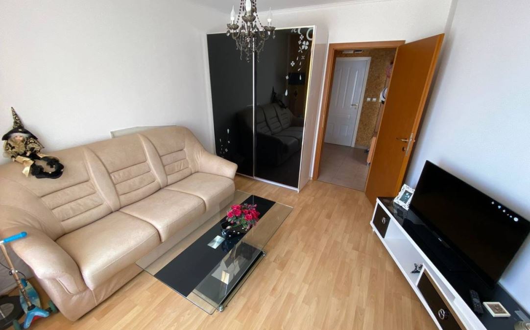 Apartmán se dvěma ložnicemi s výhledem na moře na první linii v Elenite – komfort, příroda a klid