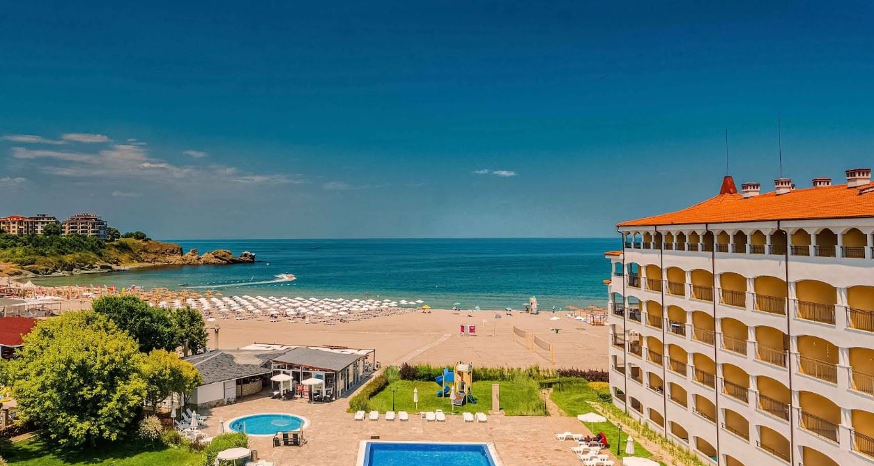 Prostorný byt s jednou ložnicí na první linii u moře v Carevu s kompletním vybavením