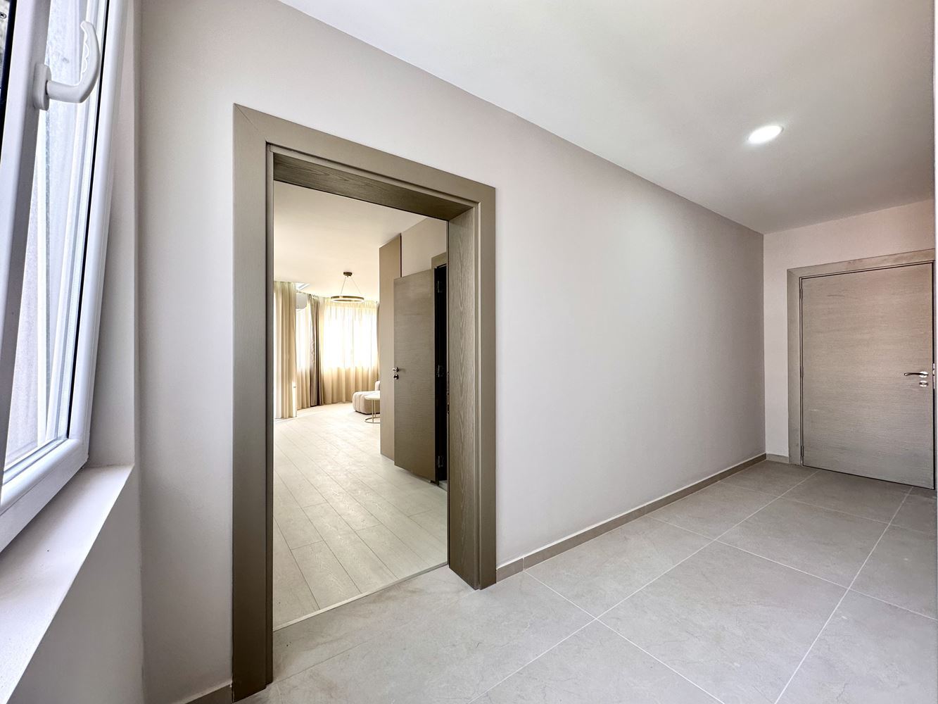 Útulný byt s jednou ložnicí s výhledem na bazén a zeleň ve Slunečném pobřeží – připraven k užívání