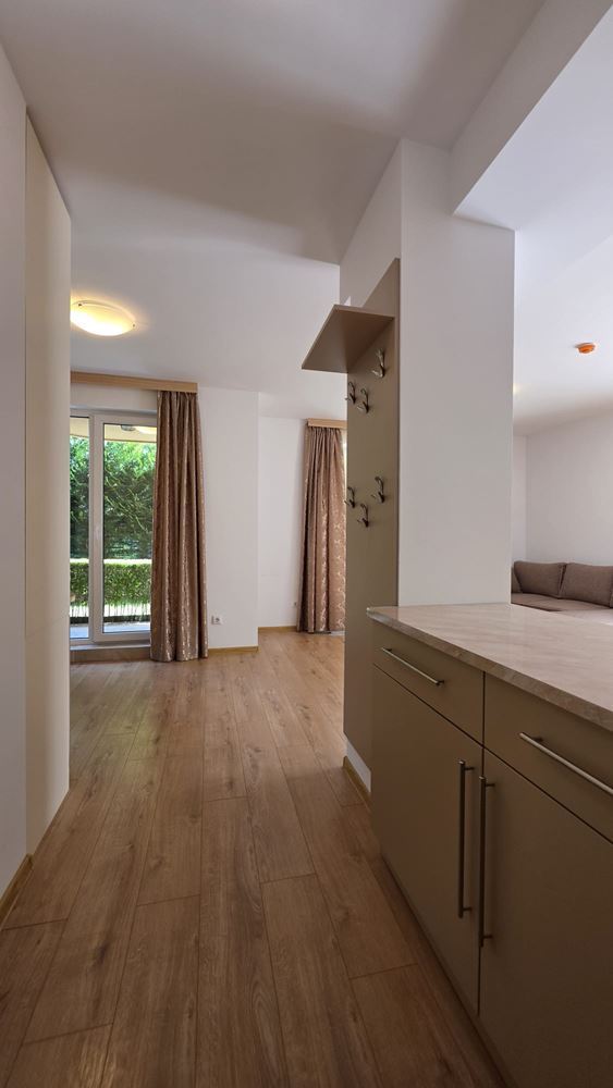 Stylový apartmán s jednou ložnicí, funkční dispozicí, komfortem a klidnou atmosférou letoviska