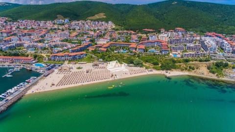 Apartmán v první linii u moře s přímým přístupem na pláž ve Sveti Vlas – vlastní zahrádka u apartmánu