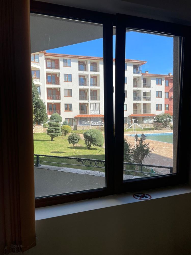 Stylový třípokojový apartmán v přízemí s výhledem na bazén – pouze 300 metrů od moře v Nesebaru