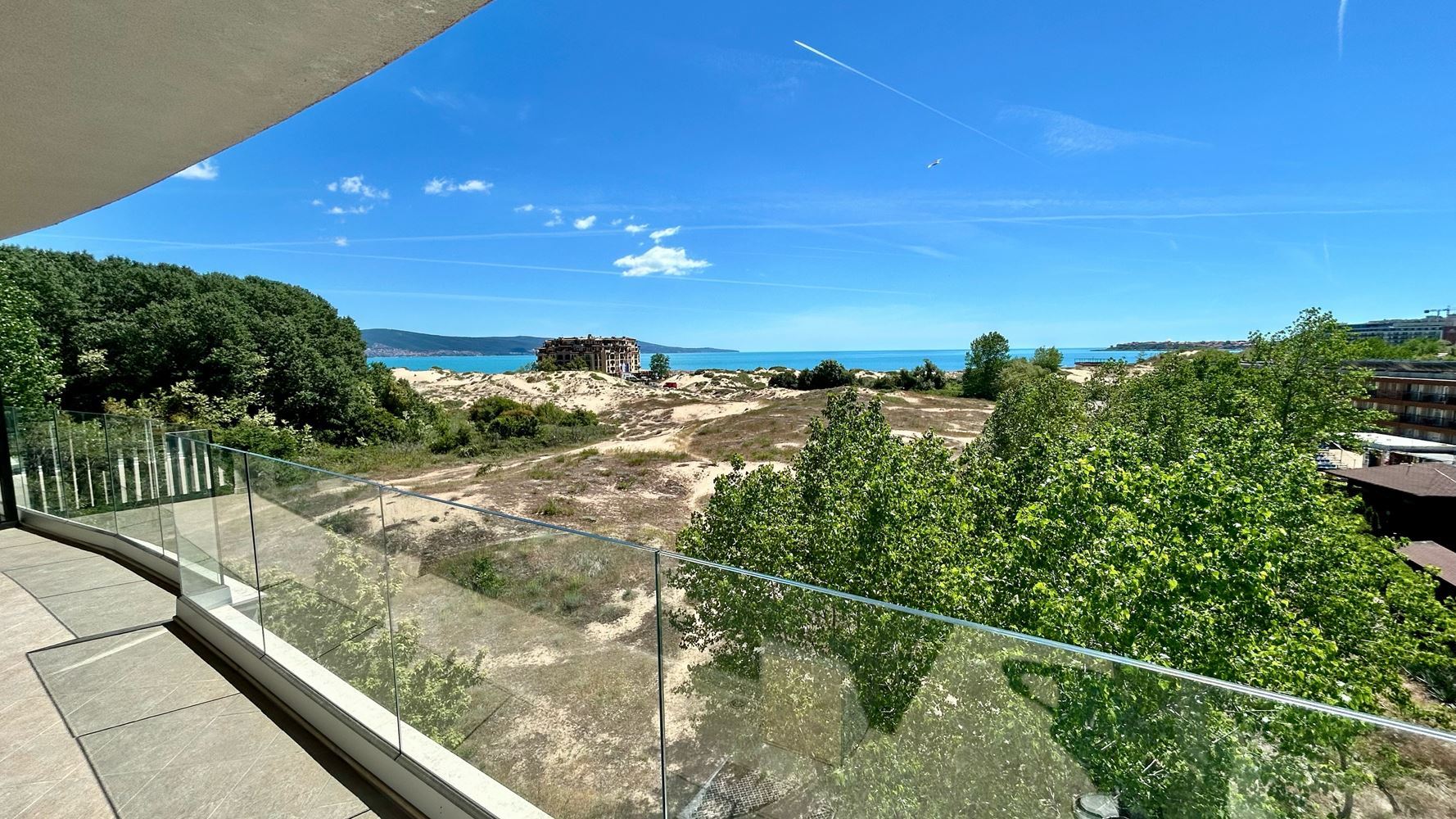 Elegantní byt se dvěma ložnicemi a panoramatickým výhledem na moře v první linii u moře na Slunečném pobřeží