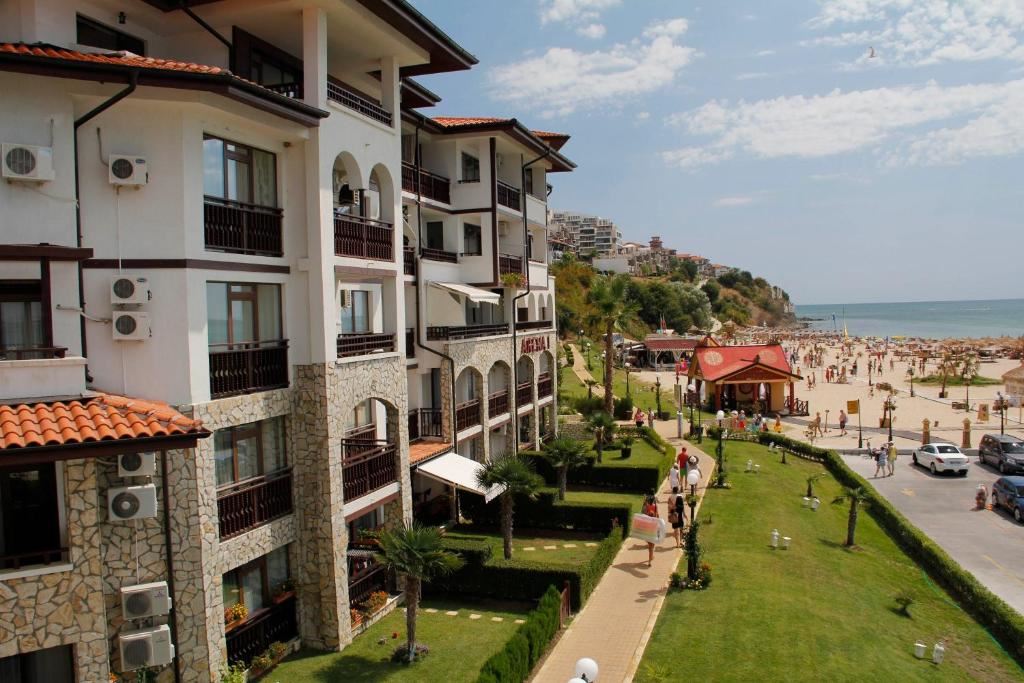 Apartmán v první linii ve Sveti Vlas – stylová nemovitost u pláže a jachetního přístavu „Marina Dinevi“