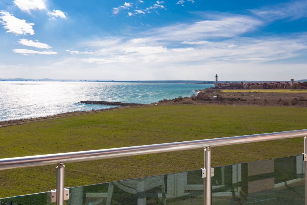 První linie u moře s nádherným panoramatickým výhledem – prostorný byt s jednou ložnicí a dvěma terasami