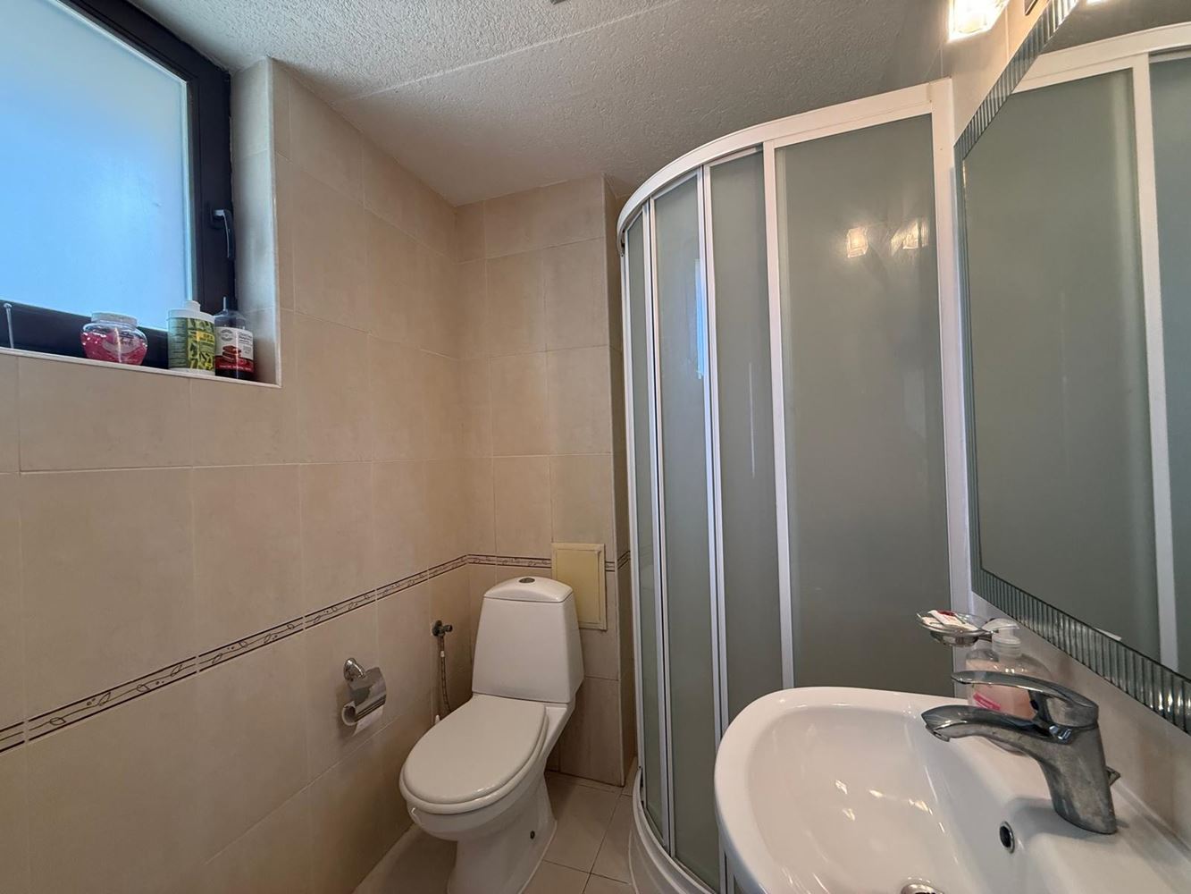 Prostorný apartmán se dvěma ložnicemi a krásným výhledem v klidném komplexu nedaleko Slunečného pobřeží