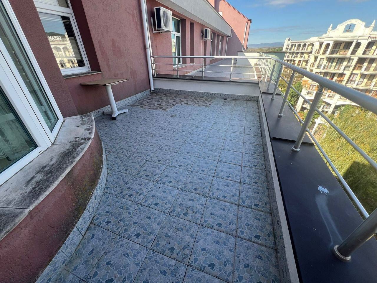 Prostorný byt s jednou ložnicí v Slunečném pobřeží – komfort a prostor v dobře udržovaném komplexu