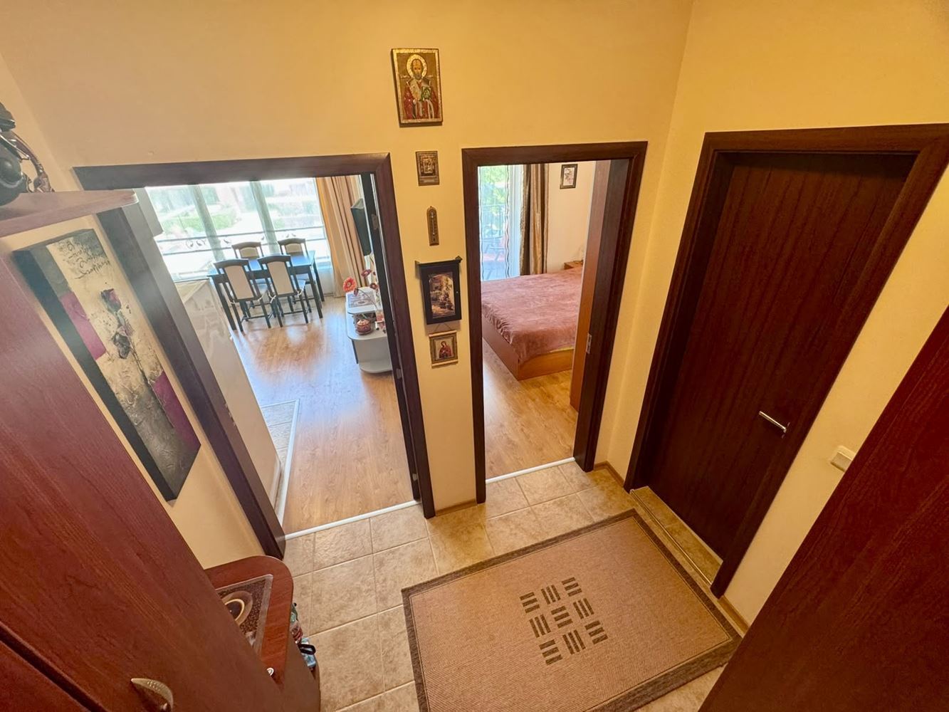 Komfortní apartmán s jednou ložnicí, prostornou terasou a výhledem na bazén v luxusním komplexu v Nesebaru