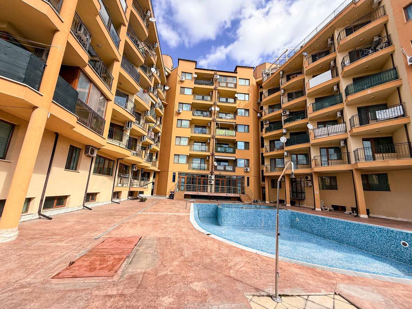Sluneční pobřeží: útulný apartmán s jednou ložnicí s nízkým poplatkem za údržbu