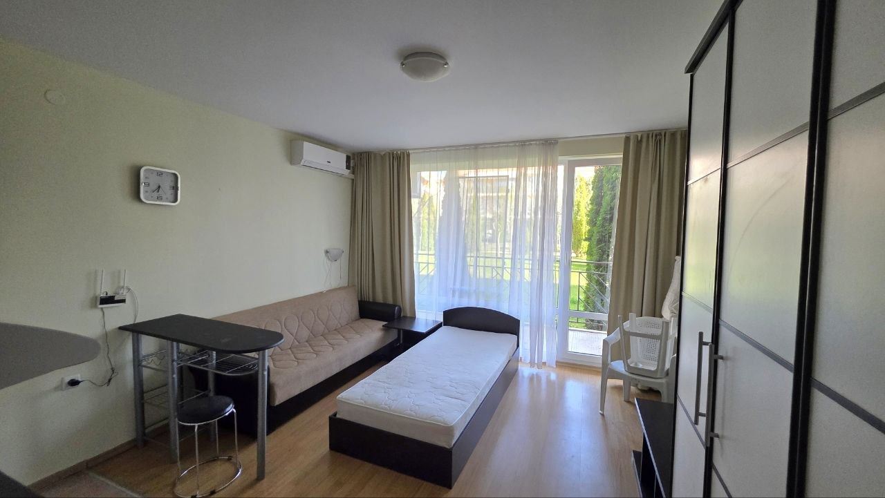 Praktické a útulné studio na Slunečném pobřeží – komfort a klid s výhledem na bazén