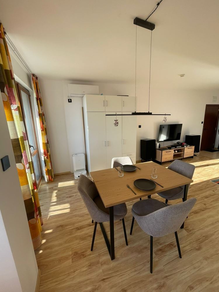 Stylové studio s moderním vybavením a částečným výhledem na moře na Slunečném pobřeží