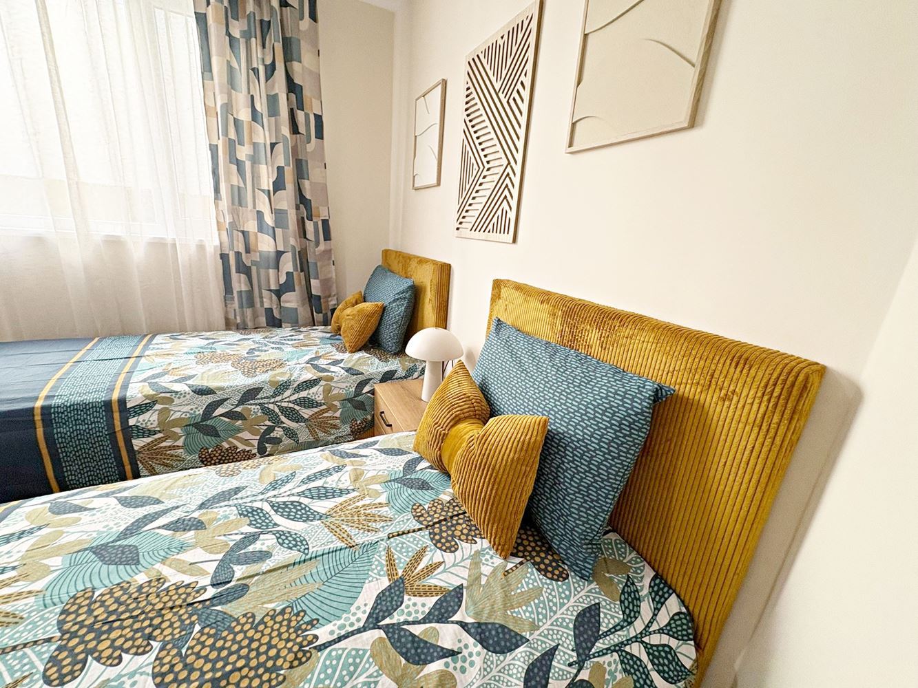 Dvě nezávislé bytové jednotky s výhledem na moře v centru Sveti Vlas – designový interiér a vlastní parkovací místo