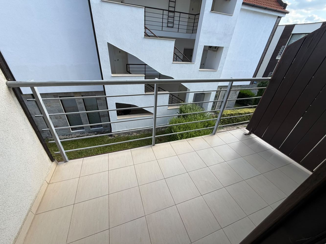 Prostorný apartmán se dvěma ložnicemi s výhledem na moře a hory v krásném uzavřeném komplexu u moře
