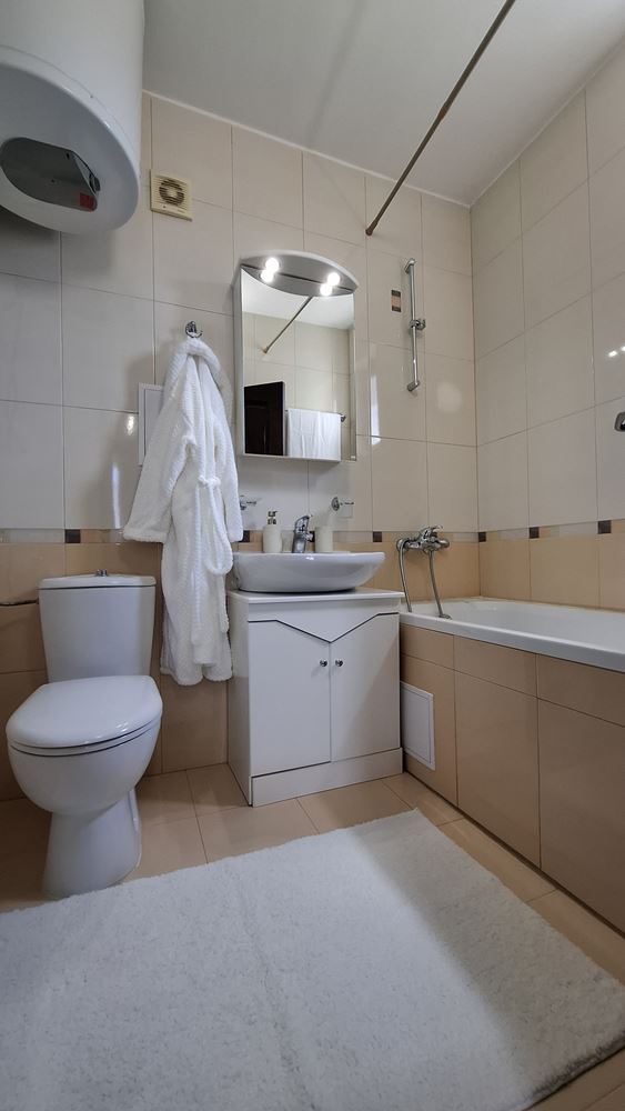 Luxusní apartmán se dvěma ložnicemi v první linii u moře ve Svatém Vlasu – jedinečná mořská atmosféra a prestižní komfort
