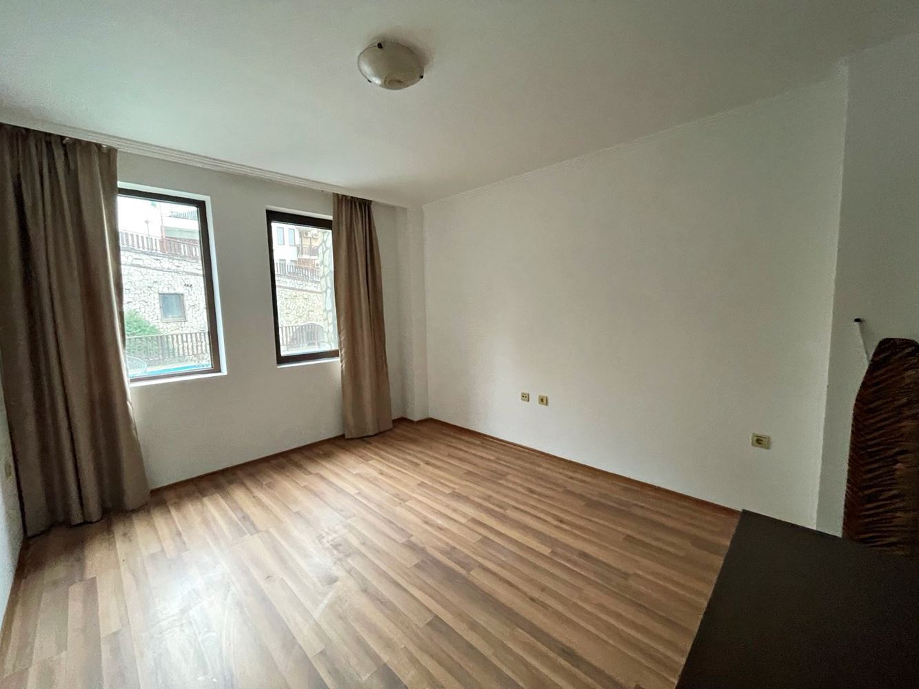 Luxus a klid v první linii u moře ve Sveti Vlas – prostorný apartmán s jednou ložnicí a výhledem na bazén