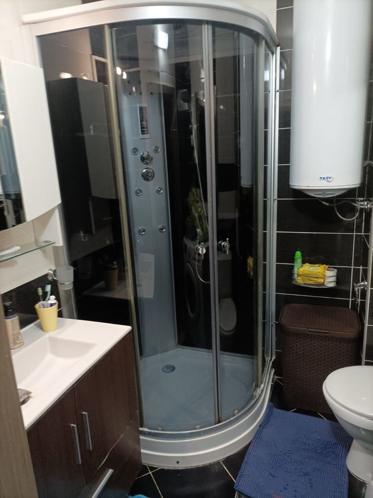 Apartmán s jednou ložnicí a vlastní zahradou na Slunečném pobřeží – Vaše zelená oáza u moře