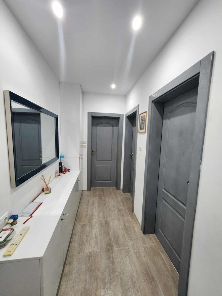 Apartmán se dvěma ložnicemi s výhledem na bazén ve Sveti Vlas – komfort, styl a skvělá lokalita
