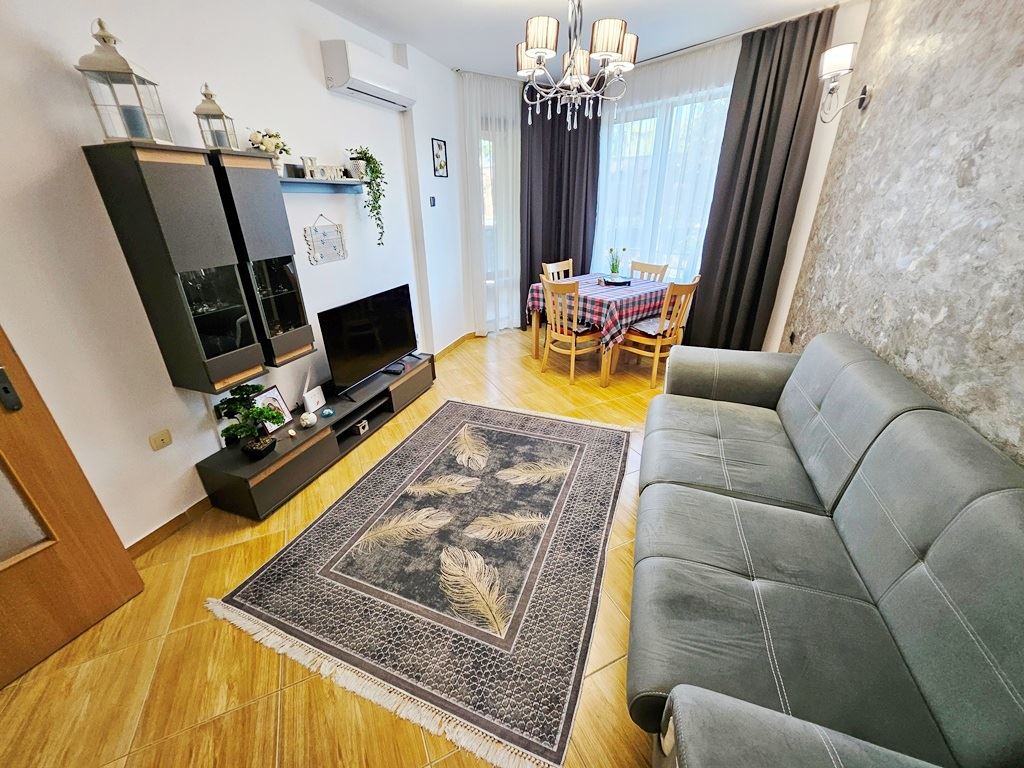 Stylový apartmán s jednou ložnicí s výhledem na bazén v letovisku Slunečné pobřeží