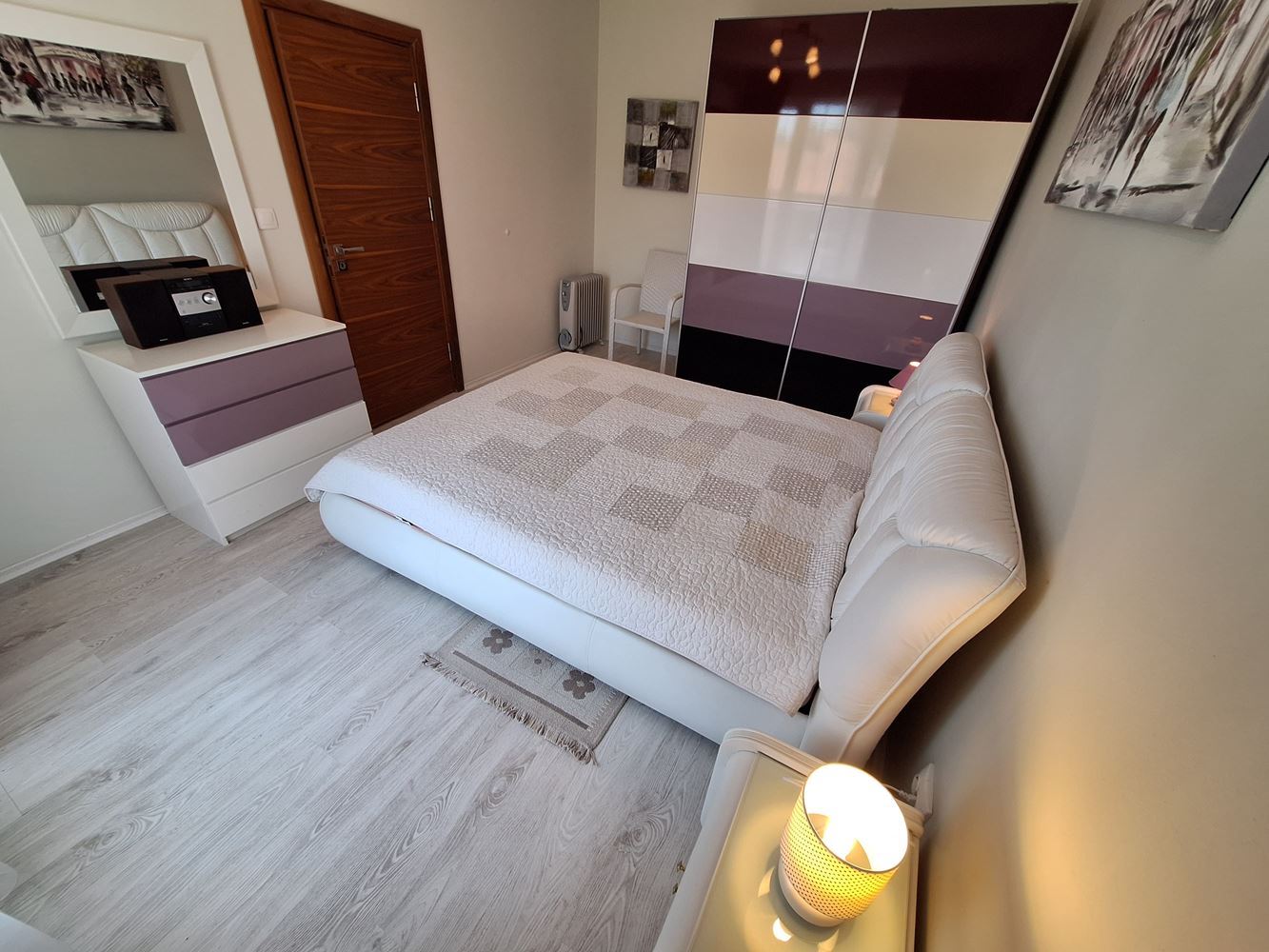 Prostorný apartmán se dvěma ložnicemi a parkovacím místem 200 metrů od moře ve Sveti Vlas