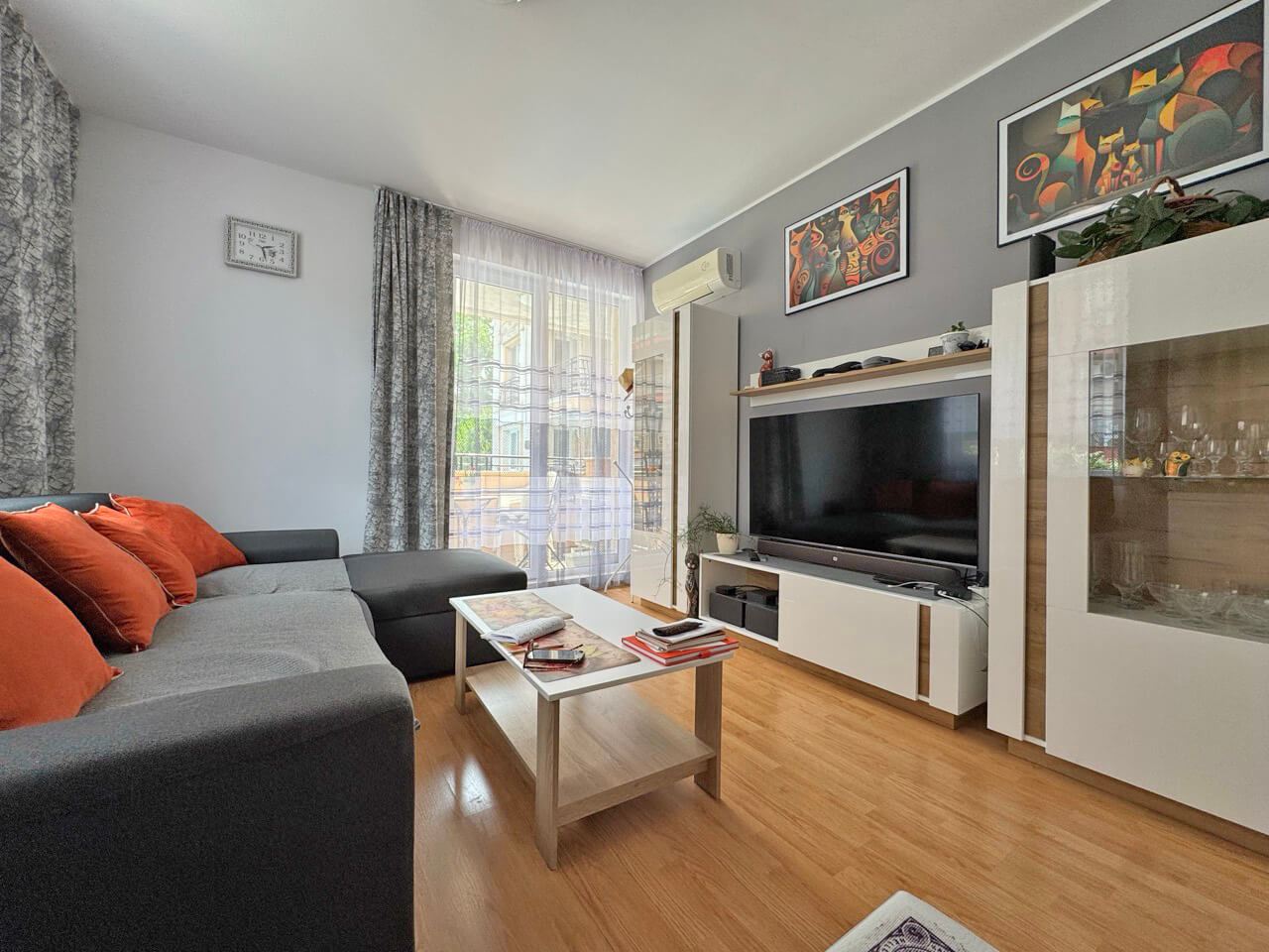 Luxusní apartmán s jednou ložnicí s výhledem na bazén v prestižním komplexu na Slunečném pobřeží