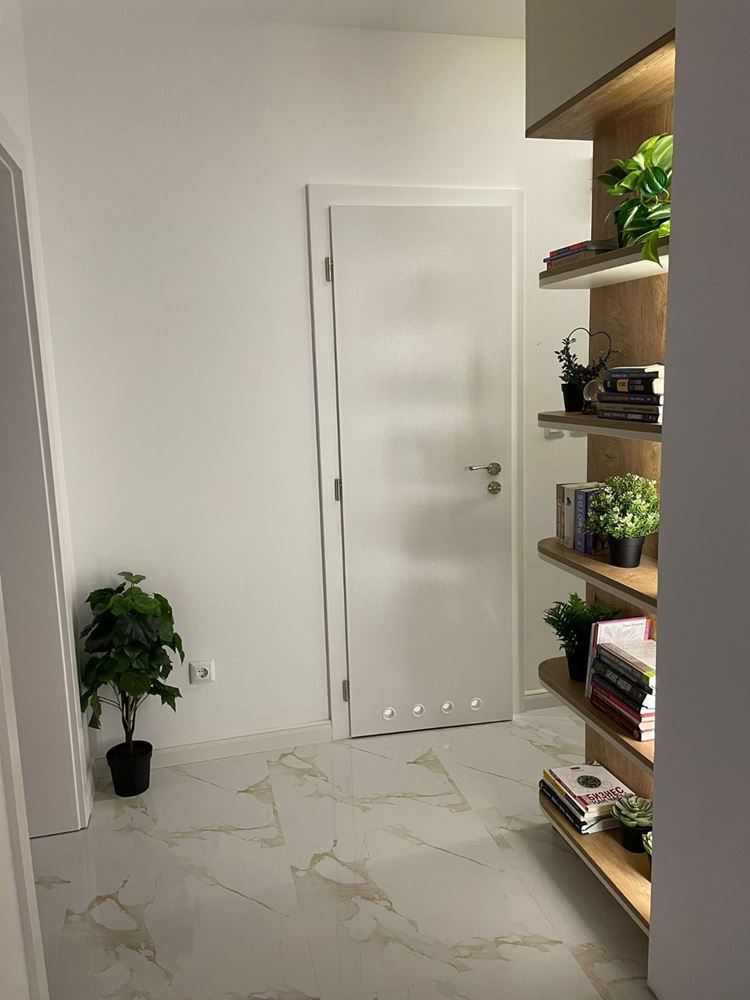 Prostorný pětipokojový apartmán s výhledem na moře v Pomorie – komfort, styl a funkčnost pro velkou rodinu