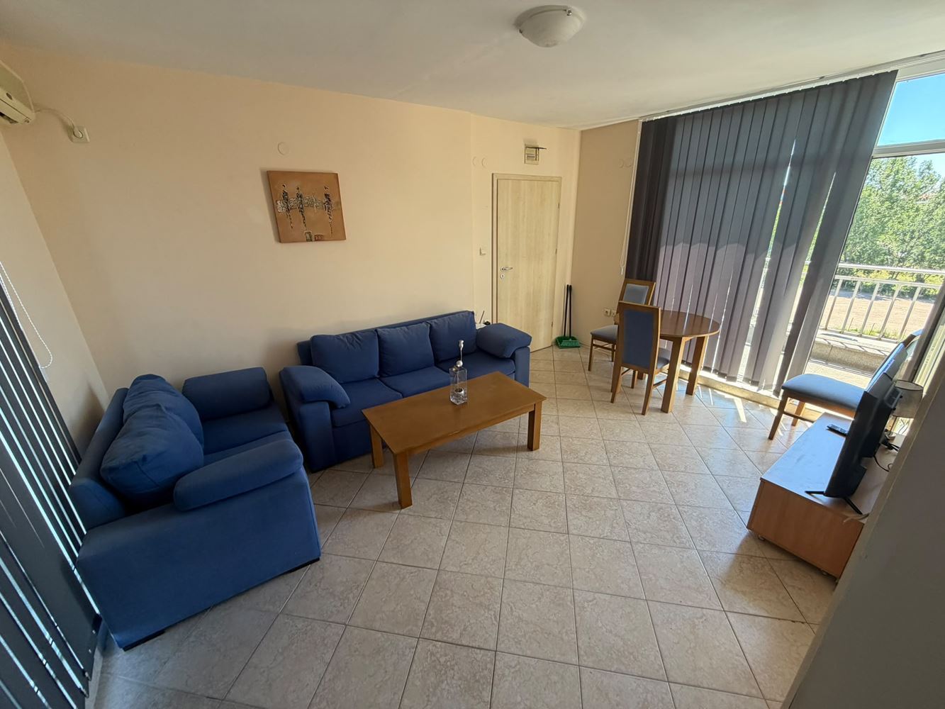 Prostorný apartmán s jednou ložnicí v prestižním uzavřeném komplexu blízko pláže na Slunečním pobřeží