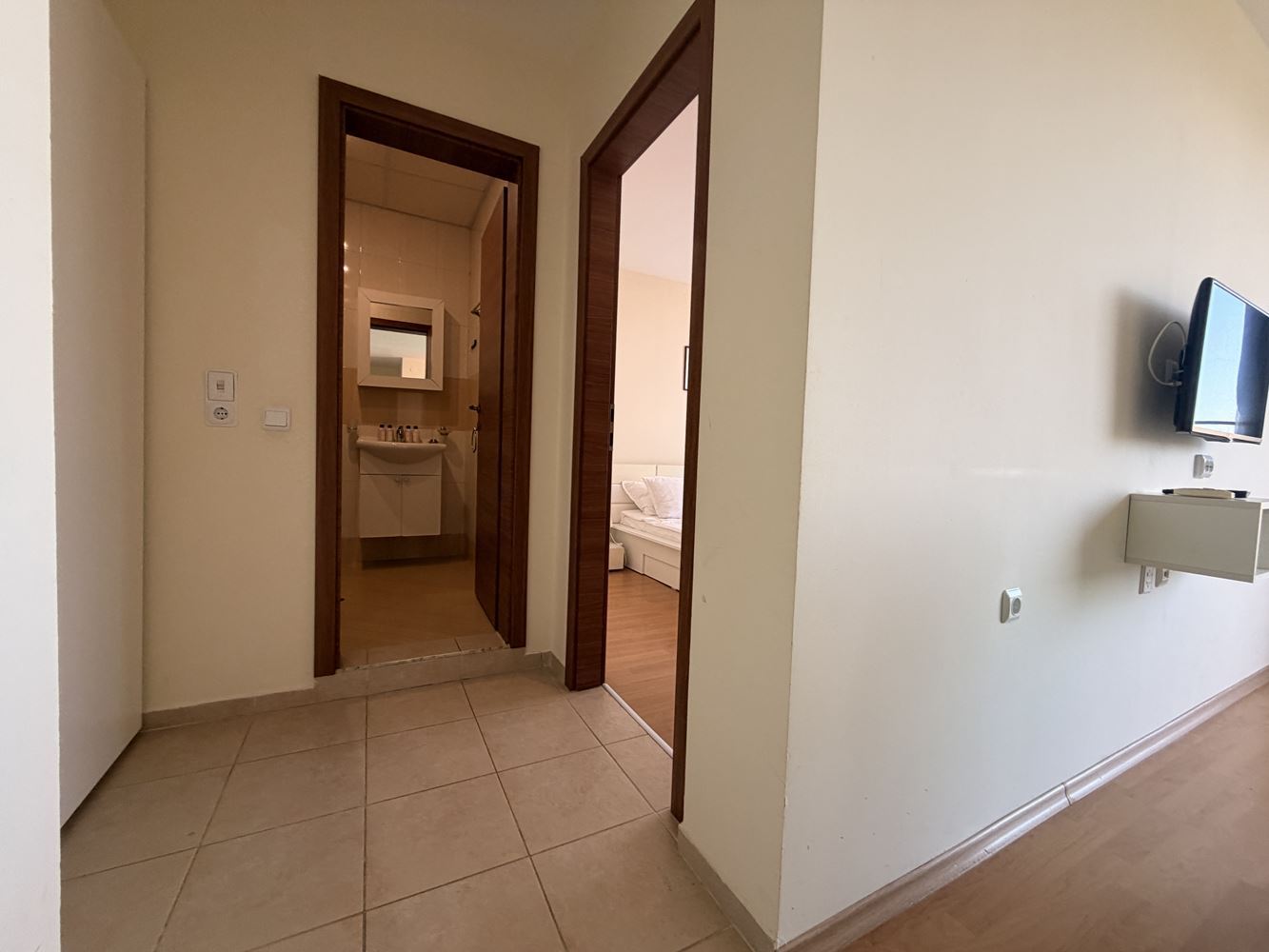 Prostorný apartmán se dvěma ložnicemi ve Slunečném pobřeží – panoramatický výhled a klidná lokalita