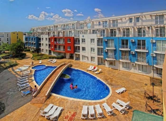 Prostorný apartmán se dvěma ložnicemi v uzavřeném komplexu na Slunečném pobřeží