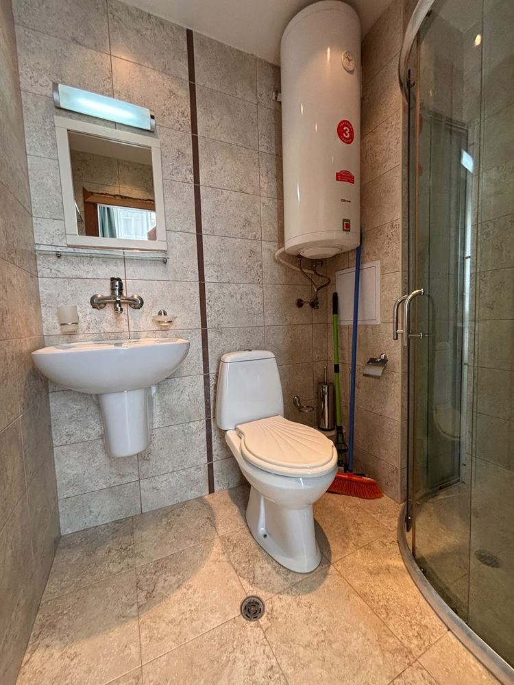 Zařízené studio s panoramatickou terasou a výhledem na bazén ve Slunečném pobřeží – komfort a SPA vybavení po celý rok