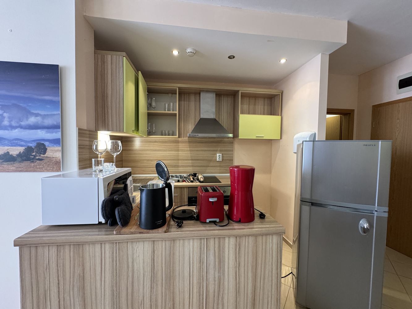 Prostorný apartmán se dvěma ložnicemi v první linii u moře ve Sveti Vlasu – výhled na moře a bazény