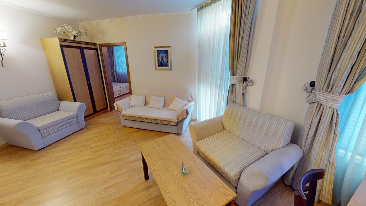 Panoramatický prostorný byt s jednou ložnicí na první linii moře v Elenite