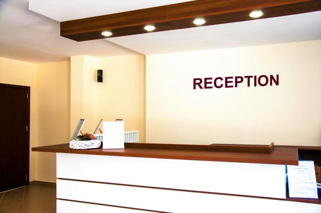 Jednopokojový apartmán s výhledem na bazén na okraji Slunečného pobřeží – klid, příroda a celoroční komfort