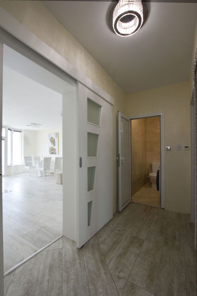 Luxusní třípokojový apartmán s výhledem na moře na první linii v Ravdě – 114 m², dvě terasy a maximální komfort
