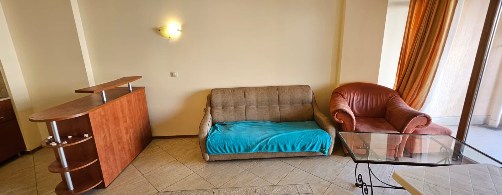 Prostorný apartmán s jednou ložnicí s výhledem na bazén – zařízený, s Aktem 16 a připravený k nastěhování